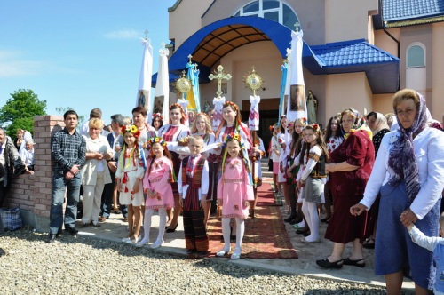 Митрополит Володимир освятив новозбудований храм Пресвятої Тройці УГКЦ на Франківщині.(ФОТО)